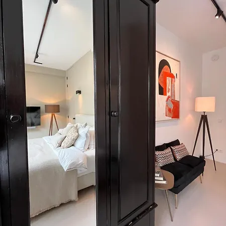 B&B Urban Oasis With Free Parking-3